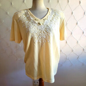 Vintage Pullover Top by Teddi / Pastel Yellow / 3D Textured / Size Medium